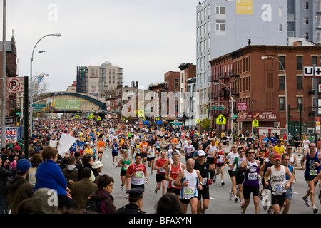 Guide di scorrimento in avvicinamento 7 miglio in ING New York City Marathon. Foto Stock