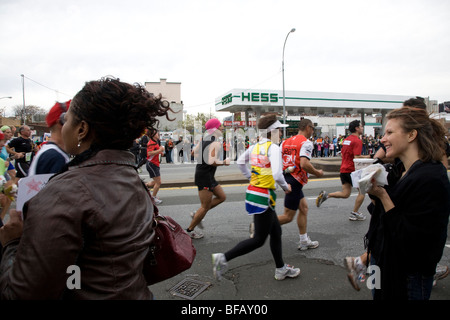 Guide di scorrimento in prossimità di miglio 7 nell'ING New York City Marathon. Foto Stock