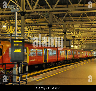 Il treno dei pendolari alla stazione di piattaforma, Waterloo, Londra, Inghilterra, Regno Unito. Foto Stock