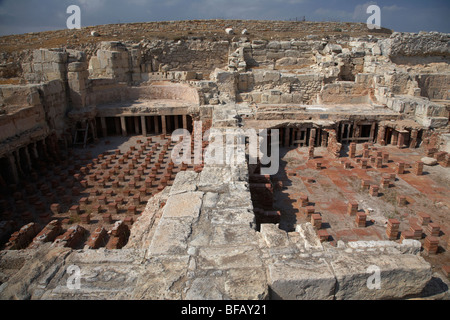 Resti delle antiche terme romane di bagni di vapore a kourion sito archeologico repubblica di Cipro in Europa Foto Stock