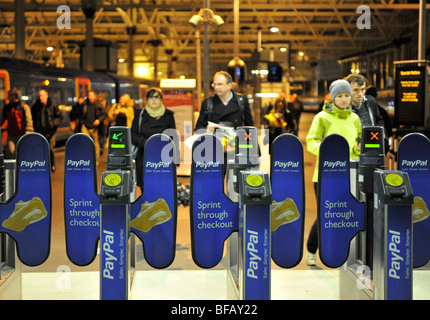 Biglietto automatizzato barriere, Stazione Waterloo di Londra, Londra, Inghilterra, Regno Unito. Foto Stock