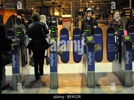 Biglietto automatizzato barriere, Stazione Waterloo di Londra, Londra, Inghilterra, Regno Unito. Foto Stock