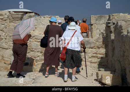 I turisti touring round romano agora forum all'kourion sito archeologico repubblica di Cipro in Europa Foto Stock