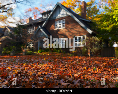 Grande casa di famiglia a cadere. Toronto, Ontario, Canada. Phocus selettiva di una fotografia. Foto Stock