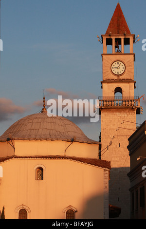 Ethem Bey moschea e la torre dell Orologio in Piazza Skanderbeg, Tirana, Albania Foto Stock