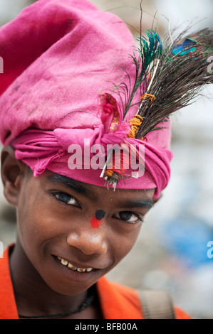 Piccola religiosa mendicante indiano ragazzo, Andhra Pradesh, India Foto Stock