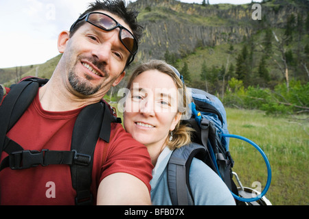 Una coppia di mezza età che indossa zaini facendo un ritratto di auto in Tieton River Canyon, Eastern Washington, Cascades, STATI UNITI D'AMERICA. Foto Stock