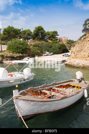 Cefalonia - Pessada villaggio di pescatori e dal terminal dei traghetti per Zante Foto Stock