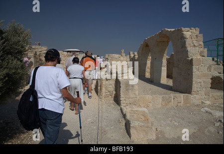 I turisti touring round romano agora forum all'kourion sito archeologico repubblica di Cipro in Europa Foto Stock