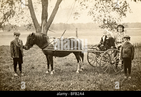 Cinque Bambini con Pony carrello Foto Stock