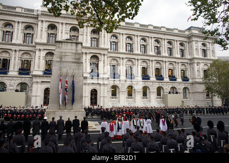HM la regina conduce i membri della famiglia reale in una ghirlanda di cerimonia di posa e due minuti di silenzio presso il cenotafio di Londra Foto Stock