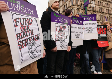 Sindacato rally per un migliore finanziamento per il Servizio Sanitario Nazionale/NHS. I banner di leggere "Fondo il nostro servizio sanitario' Foto Stock