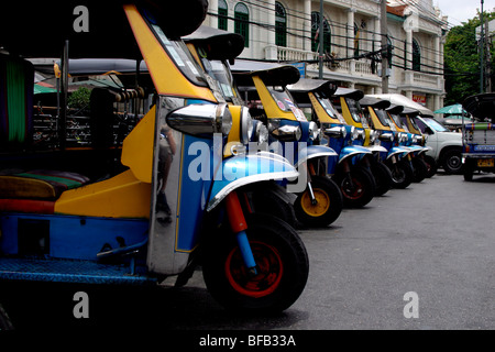 Tuk-tuk in attesa per i passeggeri a Bangkok, in Thailandia Foto Stock