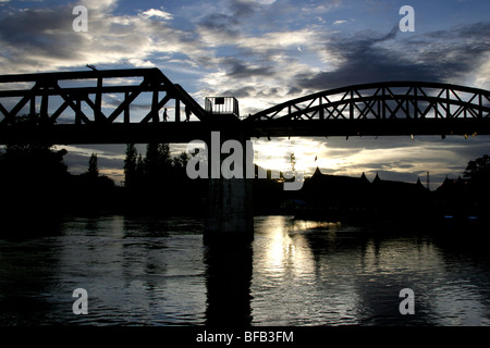 La ferrovia della morte e il ponte sul fiume Kwai, Kanchanaburi Thailandia Foto Stock