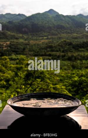 Ciotola di pace vicino alla ferrovia della morte e il ponte sul fiume Kwai, Kanchanaburi Thailandia Foto Stock