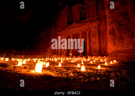 Il famoso tesoro illuminato da candele di Petra di notte, Giordania Foto Stock