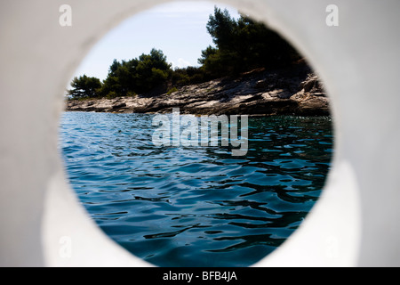 Vista da un oblò per il mare Adriatico e l'isola di Hvar, Croazia Foto Stock