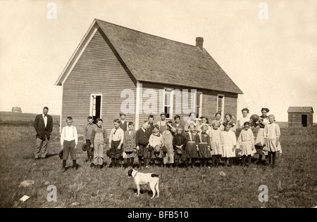 Cane di ispezionare gli studenti in una stanza Schoolhouse Foto Stock