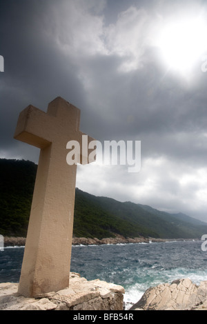 Croce di pietra al parco nazionale di Mljet, Croazia Foto Stock