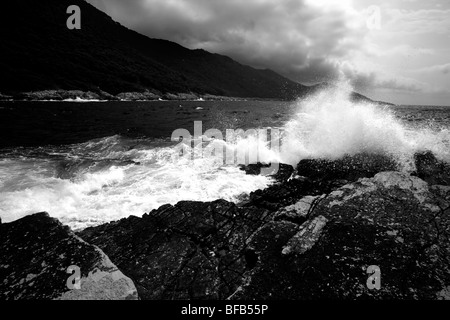 Onde che si infrangono sulla costa rocciosa, il parco nazionale dell'isola di Mljet, Croazia Foto Stock