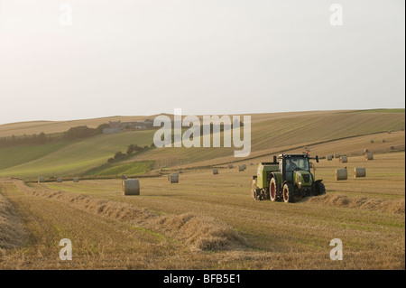 Le balle di paglia dopo il raccolto di cereali. Al di sopra di Gardenstown, Scotland, Regno Unito Foto Stock