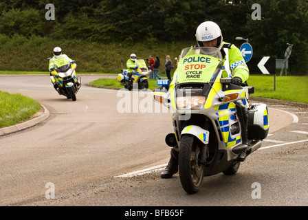 Motociclisti di polizia del traffico di controllo Foto Stock