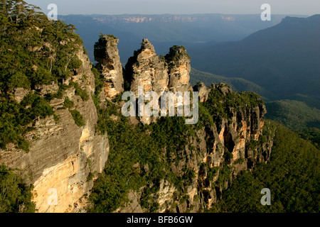 Le tre sorelle che torreggiano sulla Jamison Valley presso le Blue Mountains, Australia Foto Stock