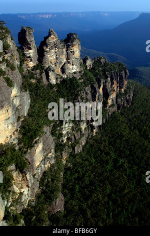 Le tre sorelle che torreggiano sulla Jamison Valley presso le Blue Mountains, Australia Foto Stock