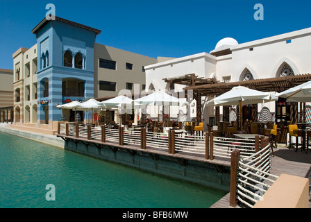 Waterfront cafe e ristorante a la Corniche in Port Ghalib Marina "Mare Rosso' Egitto 'Nord Africa' Foto Stock