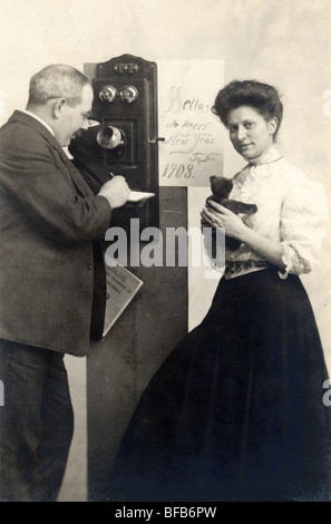 Accoppiare il telefono a parete con Teddy Bear Foto Stock