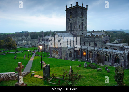 La Cattedrale al tramonto, St Davids City, Pembrokeshire Wales UK Foto Stock