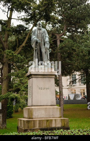 Statua di Lord Kelvin matematico, fisico e ingegnere, nel Giardino Botanico di Belfast. Foto Stock