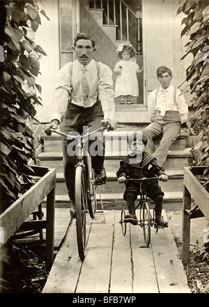 Padre e figlio in parallelo su biciclette Foto Stock