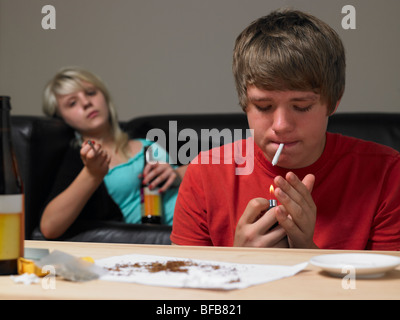 Giovane adolescente assumendo farmaci a casa Foto Stock