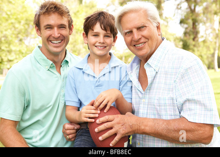 Nonno con il Padre e il figlio a giocare il football americano insieme Foto Stock