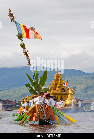 Royal Barge portando il Buddha idoli durante il Phaungdaw Oo pagoda festival sul Lago Inle, Myanmar Foto Stock