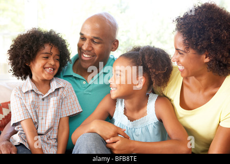 Famiglia giovane rilassante sul divano di casa Foto Stock