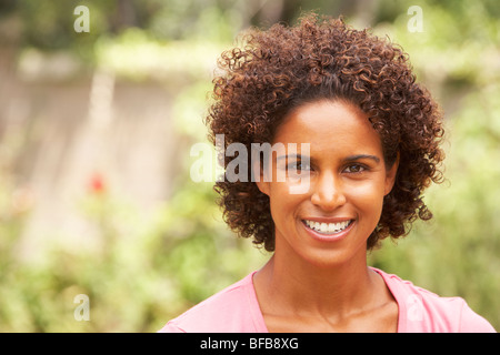 Ritratto di sorridente Giovane Donna Foto Stock