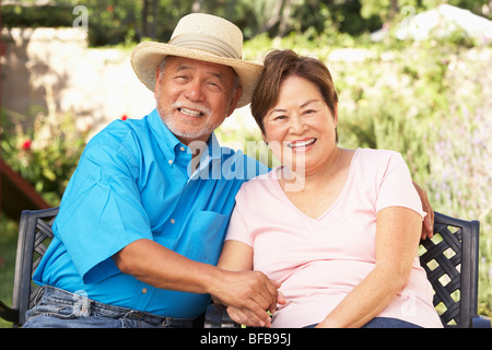 Coppia senior relax nel giardino insieme Foto Stock