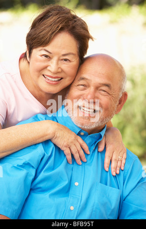 Coppia senior relax nel giardino insieme Foto Stock