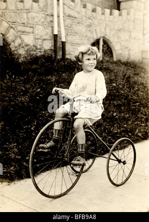 Bambina di equitazione triciclo di grandi dimensioni Foto Stock