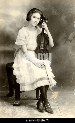 Ragazza adolescente musicista con violino Foto Stock