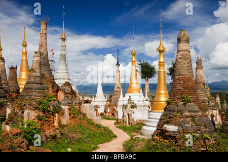 Vecchie e nuove pagode a Inthein vicino Lago Inle Myanmar Foto Stock
