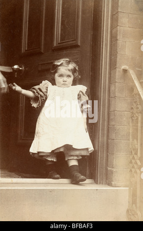 Bambina di uscire di casa per la prima volta Foto Stock