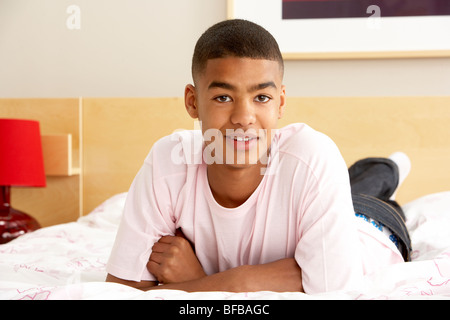 Ritratto di ragazzo adolescente in camera da letto Foto Stock