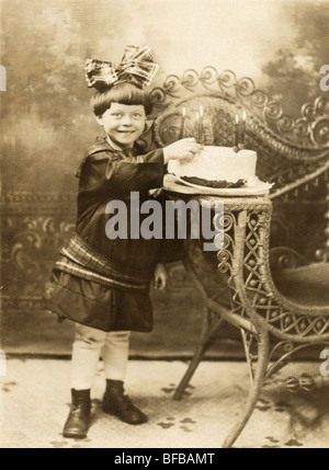 Bambina di cinque anni con la torta di compleanno Foto Stock