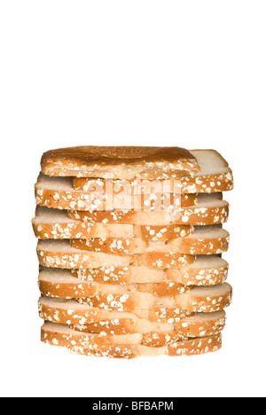 Una pagnotta impilati di cereali integrali a fette di pane di avena isolato su bianco. Foto Stock