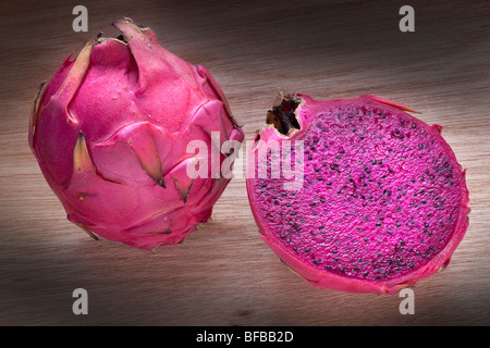 Costa Rican Pitaya (Hylocereus costaricensis) pitahaya o Dragon frutta, varietà con carne rosa Foto Stock