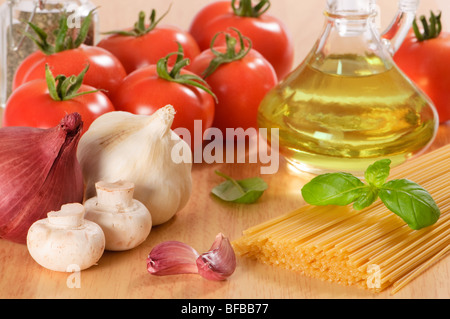 Ingredienti della cucina italiana per gli spaghetti con i pomodori, aglio, funghi e erbe aromatiche Foto Stock