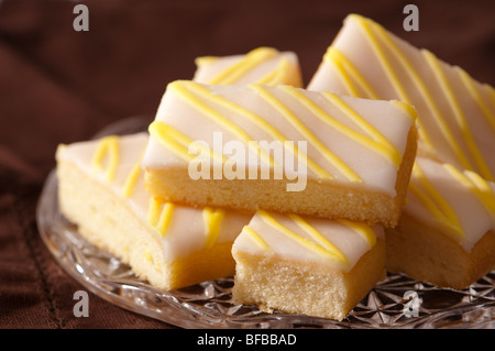 Spugna di limone fette di torta sulla lastra di vetro Foto Stock